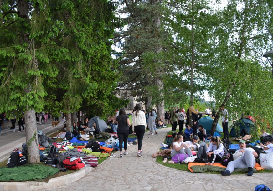 (FOTO) Vjernici opisuju nevjerovatna iskustva: Stotine ljudi spava ispred Ostroga zbog OVOG ČUDESNOG RAZLOGA