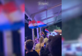 (VIDEO, FOTO) Trg prepun ljudi, NE MOŽE NI IGLA DA PADNE: Ovako Hrvati prate Evroviziju, mašu zastavama i navijaju