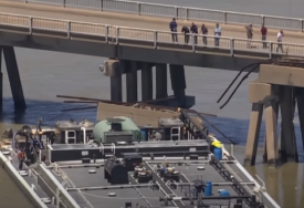 (VIDEO) Brod se ponovo zakucao u most: Izlila se nafta, spasilačke službe blokirale čitav saobraćaj