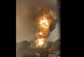 (VIDEO) Požar izazvao spektakularan prizor: Stub crnog dima se diže dok odzvanjaju zvuci vatrometa