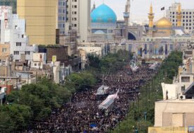 Poginuo u padu helikoptera: Raisi sahranjen u rodnom gradu Mašhad u prisustvu 3 MILIONA GRAĐANA