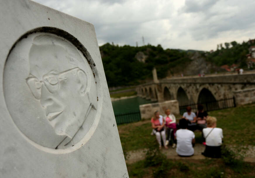 SPOMENIK IVI ANDRIĆU U VIŠEGRADU 