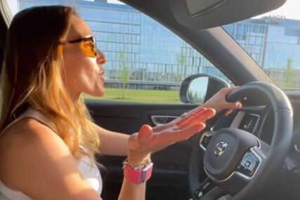 (VIDEO) PALA U TRANS Jelena Đoković pojačala muziku u automobilu i pjeva