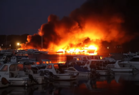 (VIDEO) MEDULIN U PLAMENU U velikom požaru izgorjela 22 plovila, plamen “skakao” s broda na brod