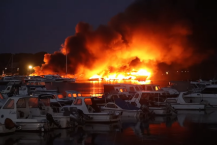 (VIDEO) MEDULIN U PLAMENU U velikom požaru izgorjela 22 plovila, plamen “skakao” s broda na brod