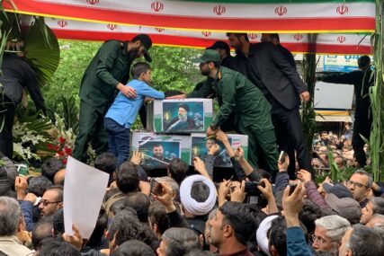 (FOTO) KOMEMORACIJA IRANSKOM PREDSJEDNIKU Desetine hiljada ljudi se oprašta od Raisija u Tabrizu
