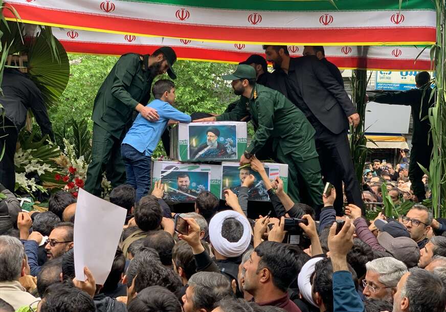(FOTO) KOMEMORACIJA IRANSKOM PREDSJEDNIKU Desetine hiljada ljudi se oprašta od Raisija u Tabrizu