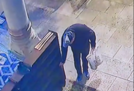 (VIDEO) Krađa ispred Ferhadije: Lopov UKRAO CIPELE ispred džamije