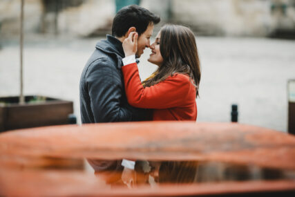Boje se da će biti pogrešno shvaćeni: Ovih 5 stvari o svojoj ljubavnoj vezi će muškarac reći svom drugu, a neće ih priznati ženi