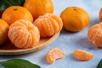 Mandarine na tanjiru