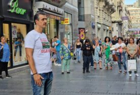 (VIDEO) PLEMENIT POTEZ Marko Bulat pjevao u centru Beograda u plemenite svrhe