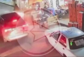 (VIDEO) STRAVIČNI PRIZORI Jurišnim puškama iz automobila pucali na prodavnicu, ubijeno 8 ljudi