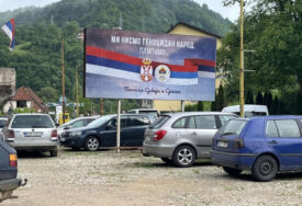 (FOTO) Plakati sa porukom “Mi nismo genocidan narod. Pamtimo” u Srebrenici