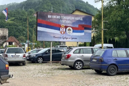 (FOTO) "Ponosna Srbija i Srpska" Plakati sa porukom “Mi nismo genocidan narod. Pamtimo” u Srebrenici