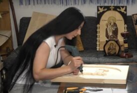 (VIDEO) Spajaju umjetnost i izumirući zanat: Milana Nedić izrađuje ikone u duborezu, talenat naslijedila od oca, pa zajedno na drvo prenose LIKOVE SVETITELJA