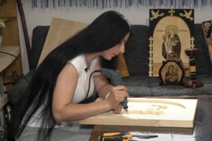 (VIDEO) Spajaju umjetnost i izumirući zanat: Milana Nedić izrađuje ikone u duborezu, talenat naslijedila od oca, pa zajedno na drvo prenose LIKOVE SVETITELJA