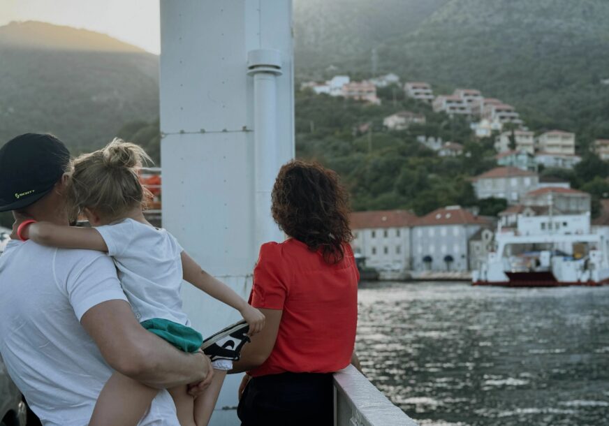 (FOTO) Krenula je sezona LJETOVANJA: Ovo su savjeti ako idete u Grčku ili Crnu Goru, kako da prođete NAJJEFTINIJE