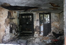 (FOTO) Prazne i oronule i u strogom centru: Napuštene kuće skrovište beskućnicima i MJESTA UZNEMIRUJUĆIH ZLOČINA