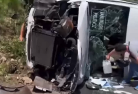 (VIDEO) Težak sudar autobusa i automobila: U saobraćajnoj nesreći na putu Mostar - Sarajevo POVRIJEĐENO 7 OSOBA