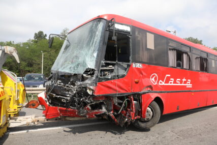 "NISU ŽIVOTNO UGROŽENI" Poznato stanje povrijeđenih u stravičnom sudaru autobusa i automobila