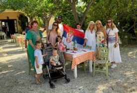 (VIDEO) OGRNULI SE ZASTAVOM Porodica Nikole Rokvića uzbuđeno čeka pjevača ispred manastira