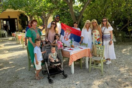 (VIDEO) OGRNULI SE ZASTAVOM Porodica Nikole Rokvića uzbuđeno čeka pjevača ispred manastira
