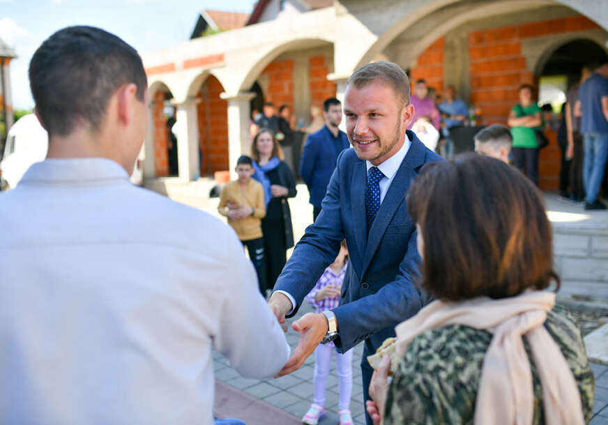  (FOTO) "Proslavljamo kao jedna velika složna porodica" Stanivuković prisustvovao crkvenim slavama u Obilićevu i Drakuliću