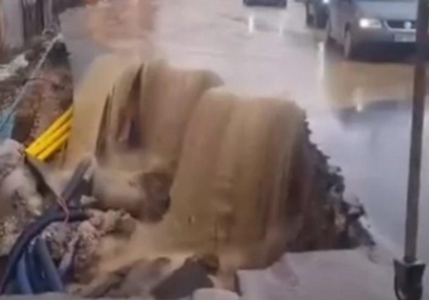 poplavljena ulica poslije oluje
