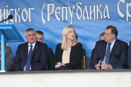 (FOTO) "Nismo željeli rat, bili smo prinuđeni da se branimo" Cvijanovićeva prisustvovala obilježavanju Dana Vojske Srpske u Banjaluci