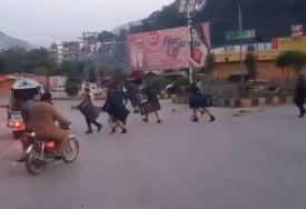 (VIDEO) POGINUO POLICAJAC Haos u Pakistanu na protestima zbog povećanja troškova života