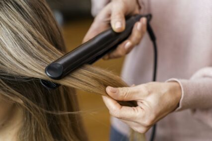 UKRAS SVAKE ŽENE Saznajte koliko često možete koristiti peglu, a da vam kosa ne bude oštećena