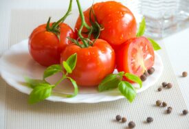 Fleke od paradajza čest su problem: Ovo je trik koja će pomoći da ih se ZAUVIJEK RIJEŠITE
