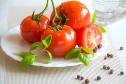 SAVJET NUTRICIONISTE Ko ima slab stomak salata od paradajza i krastavaca nije za njega