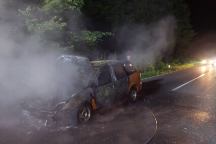 (FOTO) Požar kod Kotor Varoša: Izgorio automobil, pričinjena materijalna šteta