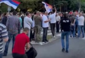 PROTEST PROTIV REZOLUCIJE O SREBRENICI U Podgorici skup “Zaustavimo izdaju”, prisutan i veliki broj policajaca