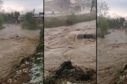 (VIDEO) Poplave napravile haos u Rumuniji: Voda nosi automobile, na snazi narandžasti meteoalarm