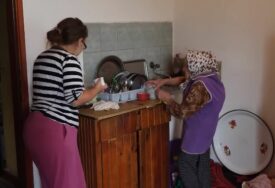 (VIDEO, FOTO) Sanja istoj prostoriji spava sa mužem, svekrom i svekrvom: Porodica Hasanović iz Srebrenice krpe kraj sa krajem, ljudi u šoku kada vide kako žive