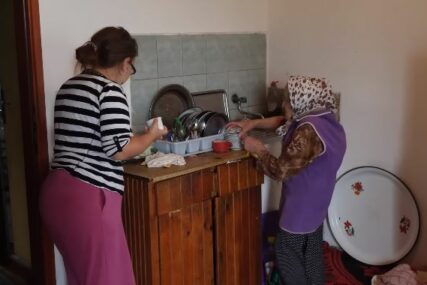 (VIDEO, FOTO) Sanja istoj prostoriji spava sa mužem, svekrom i svekrvom: Porodica Hasanović iz Srebrenice krpe kraj sa krajem, ljudi u šoku kada vide kako žive