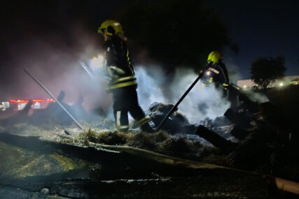 (FOTO) Vatrogasci gasili požar: Gorjela štala u banjalučkom naselju Dragočaj