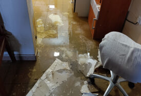 (FOTO) Rad zaustavljen, svi vraćeni kućama: Kanalizacija poplavila Daun sindrom centar, nastala ogromna šteta
