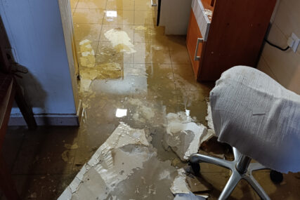 (FOTO) Rad zaustavljen, svi vraćeni kućama: Kanalizacija poplavila Daun sindrom centar, nastala ogromna šteta