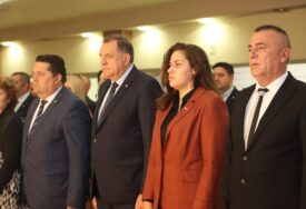 (FOTO) “Ponosan sam što sam bio njihov saborac” Dodik na otkrivanju spomen-bisti ubijenim poslanicima Narodne skupštine Srpske