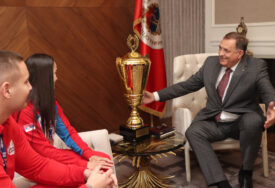 (FOTO) Milorad Dodik čestitao Sari Ćirković "Republika Srpska mora da podržava uspješne ljude, ne samo sportiste"