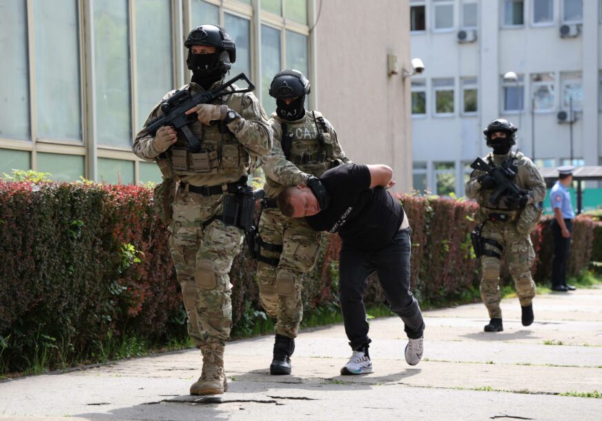 dovode uhapšene u Policijsku upravu Banjaluka