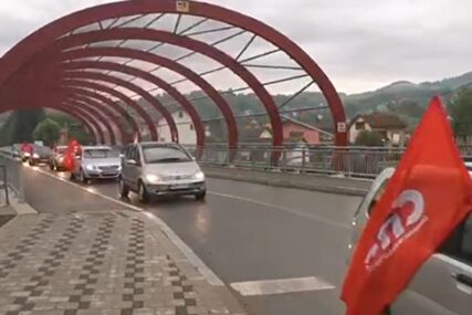 kolona auta sa SPS zastavama prolazi kroz Teslić