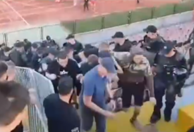 (VIDEO, FOTO) Novi snimci NAPADA POLICIJE NA BANJALUČANE: Navijače Borca u Tuzli udarali pendrecima i BEZ POVODA ŠPRICALI SUZAVCEM