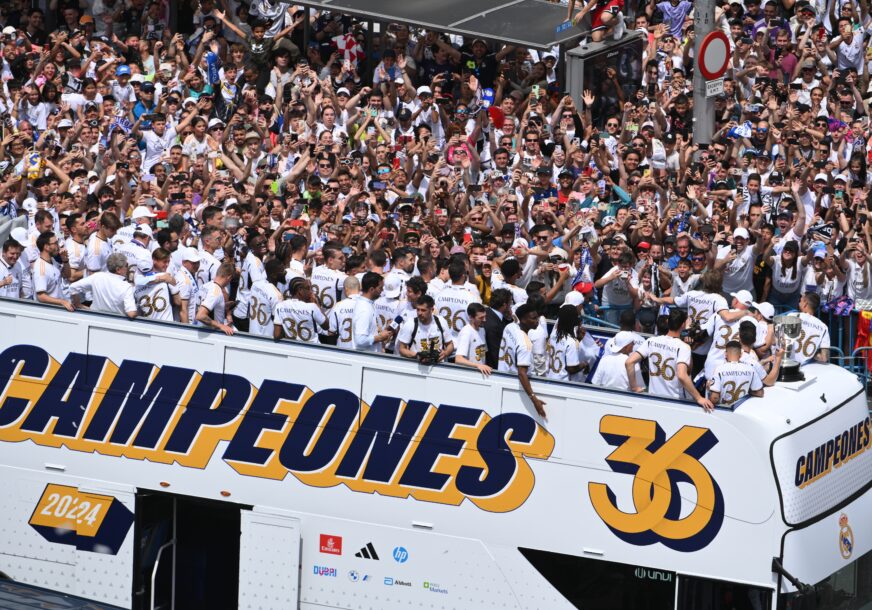 (VIDEO, FOTO) FEŠTA NA ULICAMA MADRIDA Fudbaleri Reala proslavili titulu, sjajna atmosfera u prestonici Španije