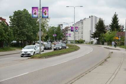 NESREĆA U BANJALUCI Automobil sletio sa puta, pa završio u dvorištu zgrade