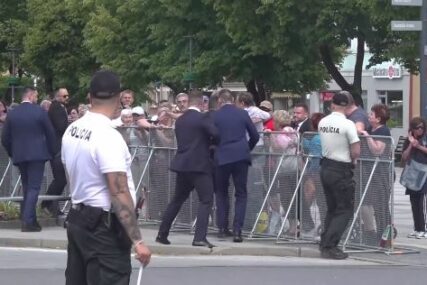 (VIDEO) Isplivao jeziv snimak atentata u Slovačkoj: Robert Fico PADA NA TRAVU držeći se za stomak, obezbjeđenje skače na napadača