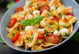 HRANJIVA, A BRZO SE PRAVI Jednostavan recept za prefinu povrtnu salatu s tjesteninom